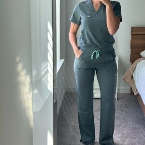 FIGS SCRUBS SET - Bonsai Olive Green